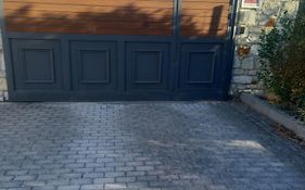 New Apt Close To Medical Center With Garden